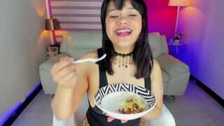 Lila Jordan take her breakfast - porn video